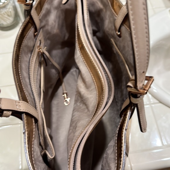Michael Kors east/west signature tote. Metallic rose. Good condition. Pre-owned - Picture 5 of 8